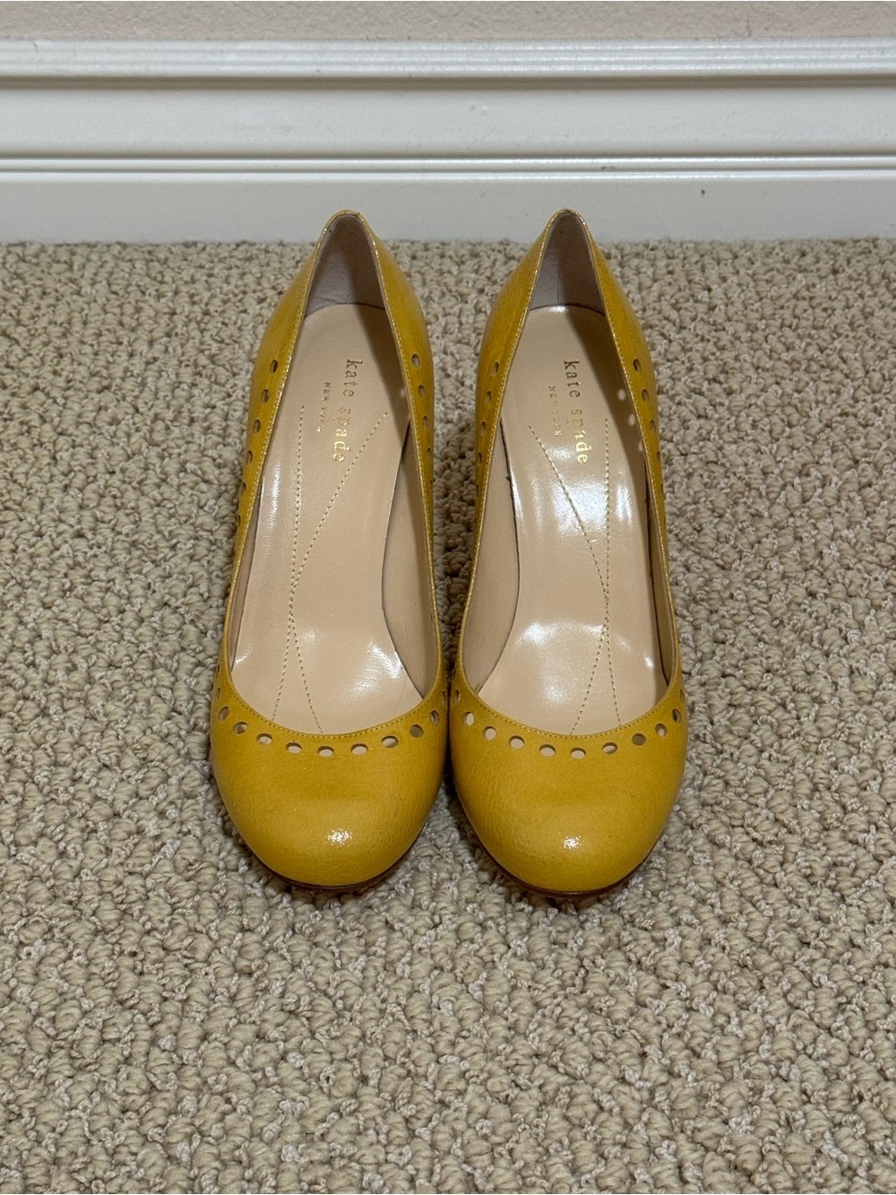 ♠️Kate Spade Mustard Crackle Yellow Kellie Too Pump 8.5 (NIB) - Picture 2 of 4